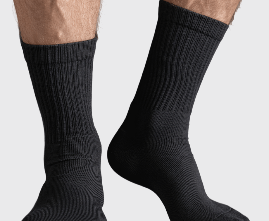 Мужчина в белой футболке